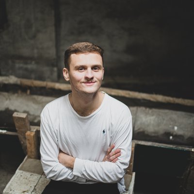 Данило Апет